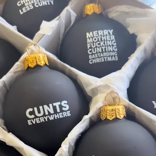 🤣 Funny Christmas Ornament - Humorous Design for Tree Decoration, Perfect Gift for Family Gatherings 🎁📦